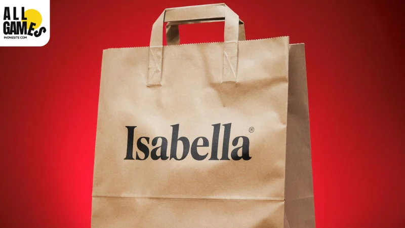 ถุงกระดาษสีน้ำตาลที่มีการพิมพ์โลโก้ชื่อ 'Isabella' ขนาดใหญ่ วางอยู่บนพื้นหลังสีแดง แสดงถึงความเรียบง่ายและความทนทานของถุงกระดาษสำหรับการใช้งานทั่วไป