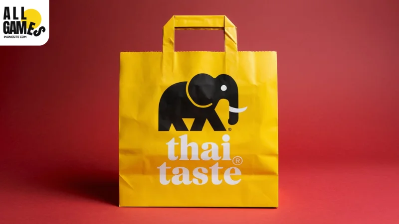 ถุงกระดาษสีเหลืองสดใสที่มีโลโก้ช้างดำและข้อความ 'thai taste' พิมพ์อยู่ วางอยู่บนพื้นหลังสีแดง แสดงถึงการออกแบบที่ดึงดูดสายตาและมีความเป็นเอกลักษณ์