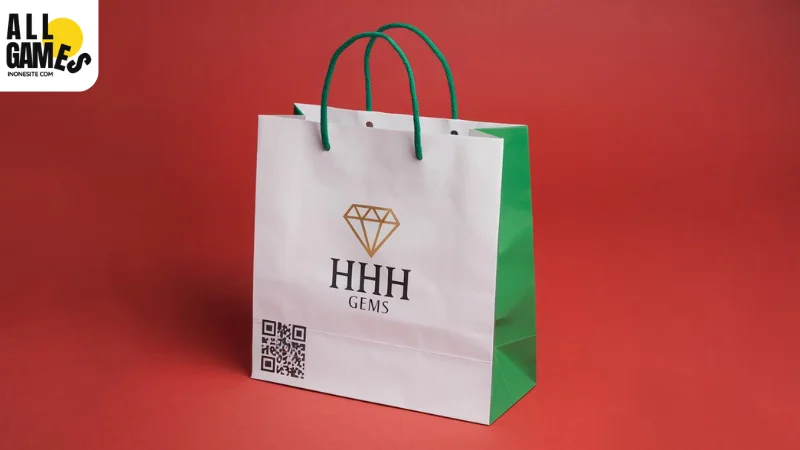 ถุงกระดาษสีขาวที่มีหูหิ้วเชือกสีเขียวและพิมพ์โลโก้ 'HHH GEMS' พร้อม QR code อยู่ด้านหน้า วางอยู่บนพื้นหลังสีแดง แสดงถึงความเรียบง่ายและการใช้งานในเชิงพาณิชย์